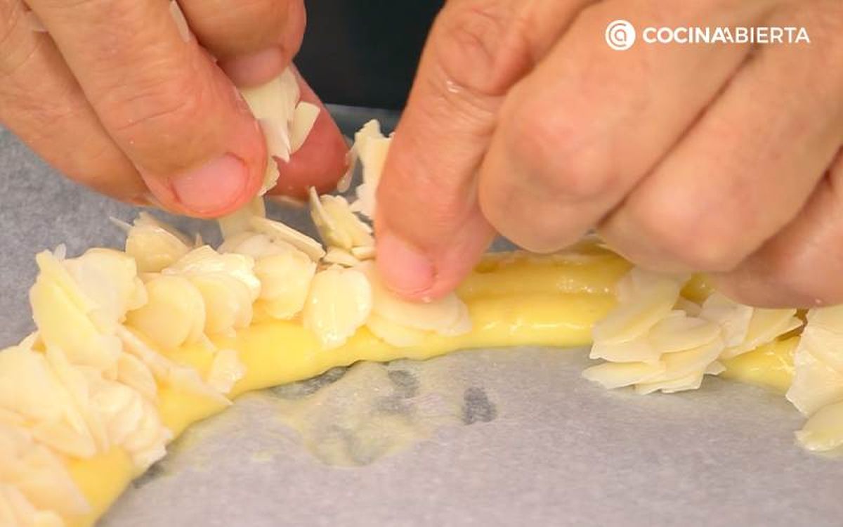 Coloca la almendra fileteada