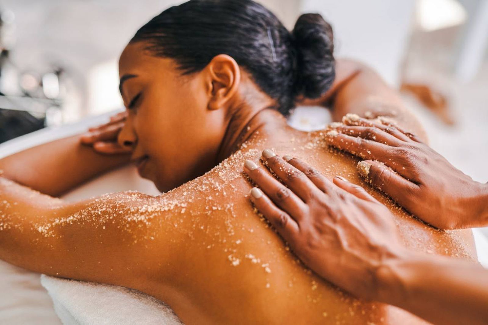 La exfoliación corporal elimina las pieles muertas