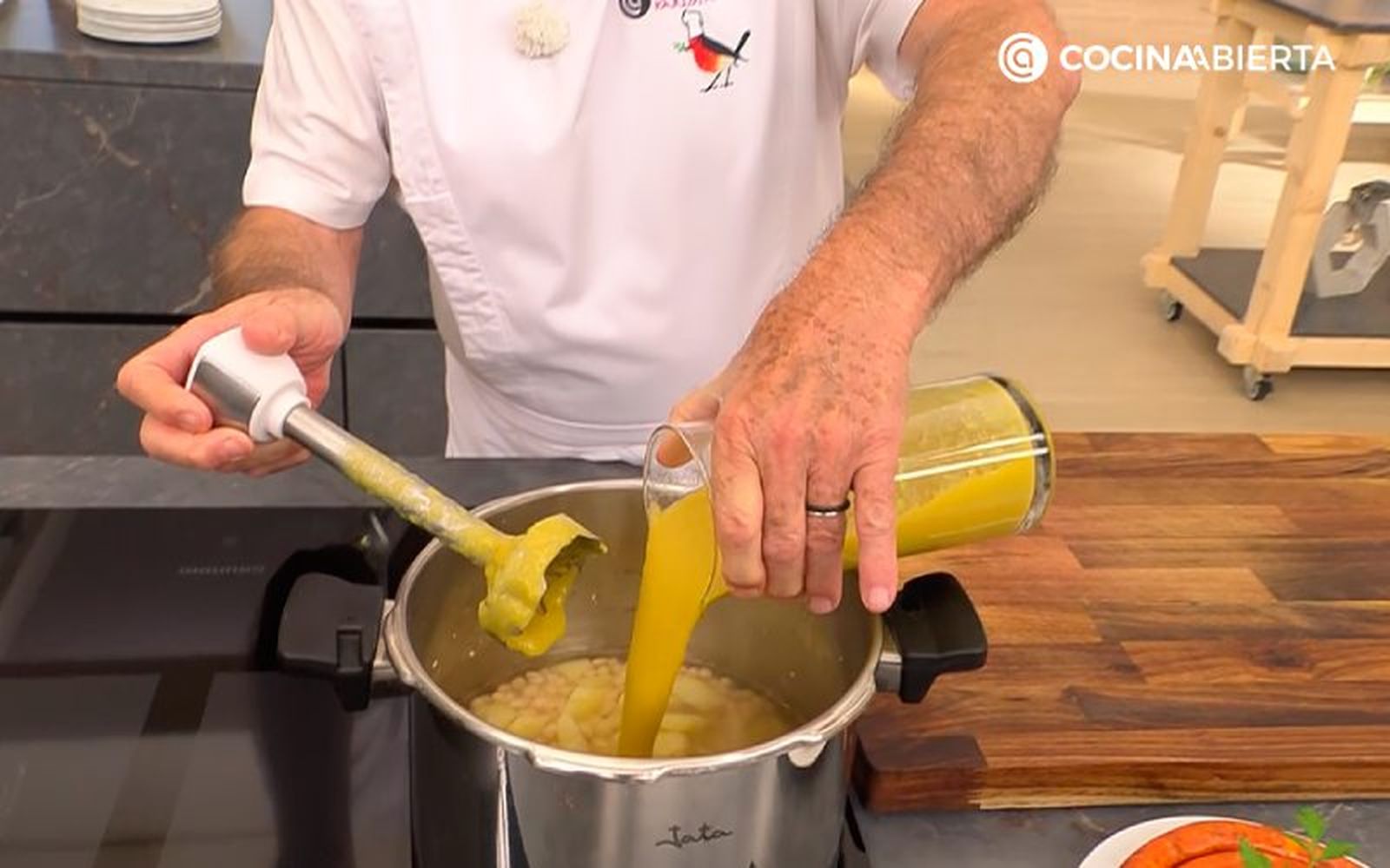Vierte el puré de hortalizas en la olla rápida Vierte el puré de hortalizas en la olla rápida