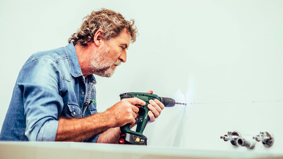 Cómo instalar un mueble de baño suspendido paso 1