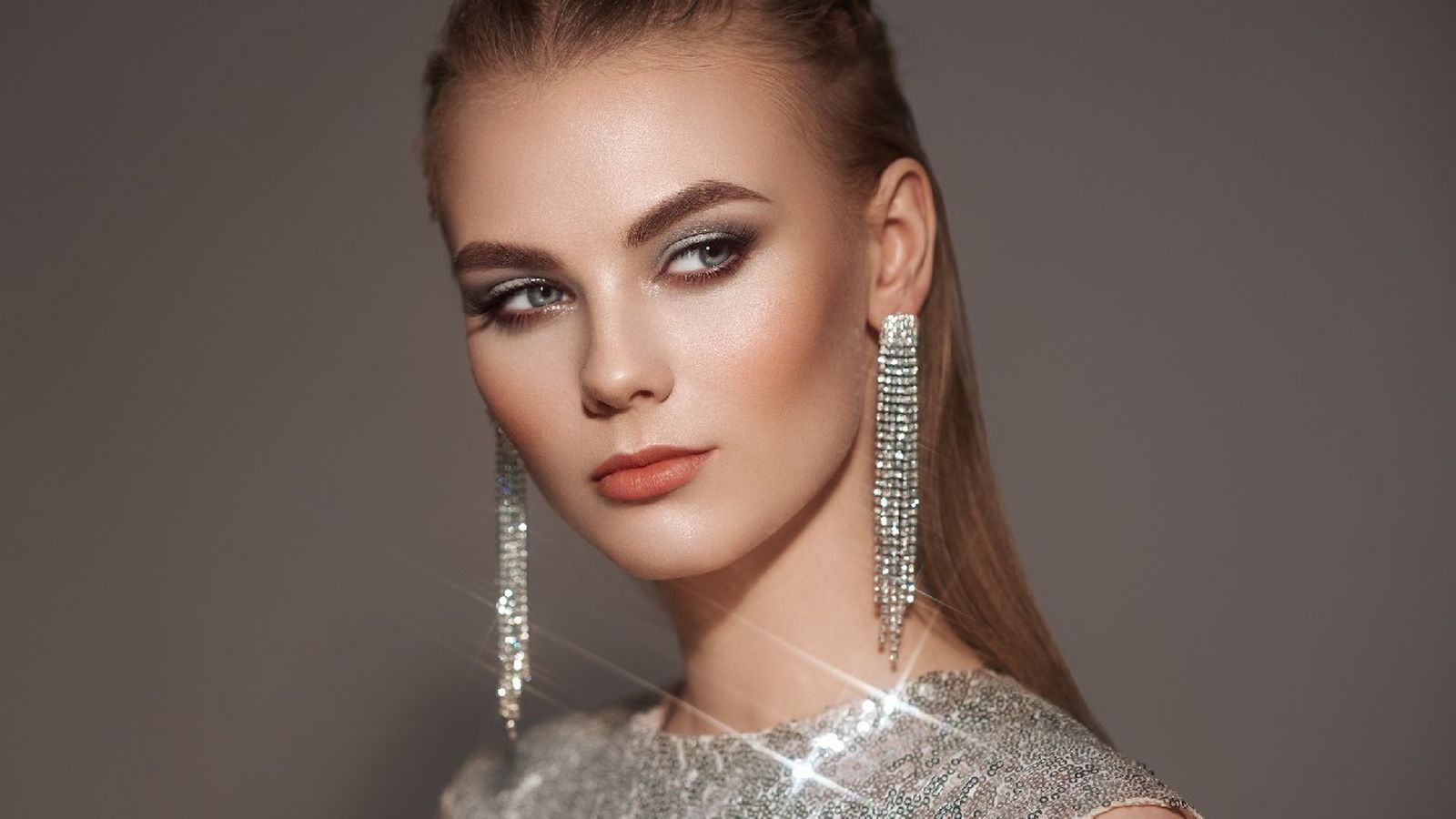 El maquillaje plateado es perfecto para las fiestas de Naviidad