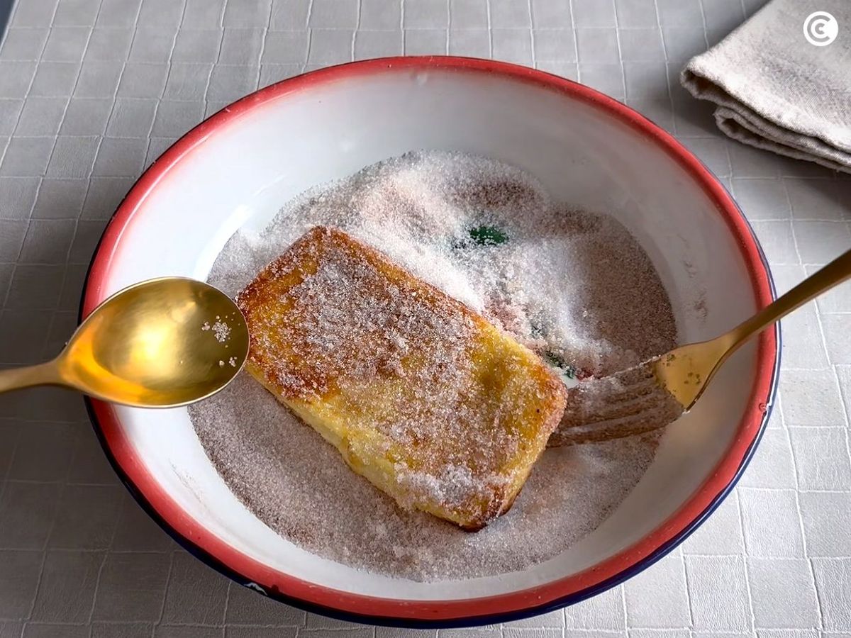 Rebozar las-torrijas en-freidora de aire con azúcar y canela