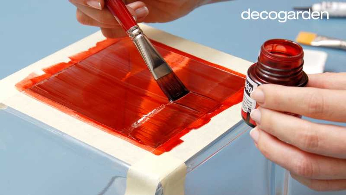 Primer paso para decorar un portavelas de cristal.