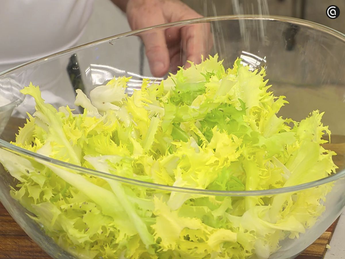 Adereza la escarola con aceite de oliva y un poco de sal