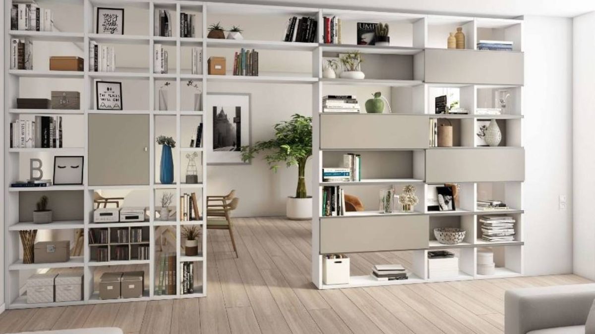 Las estanterías abiertas permiten separar sin aislar, manteniendo luz y conexión visual.