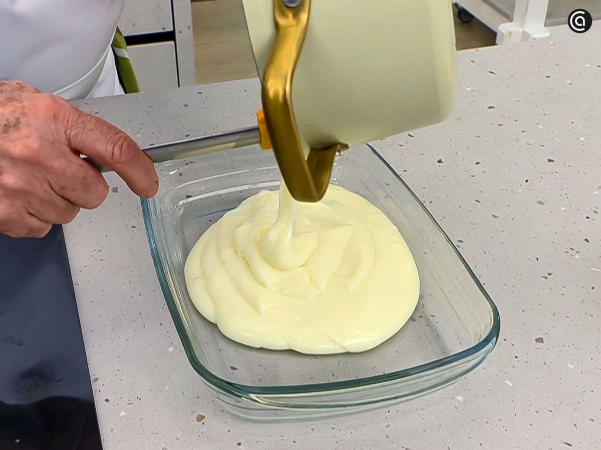 Pasa la crema para la leche frita a una fuente para dejarla enfriar