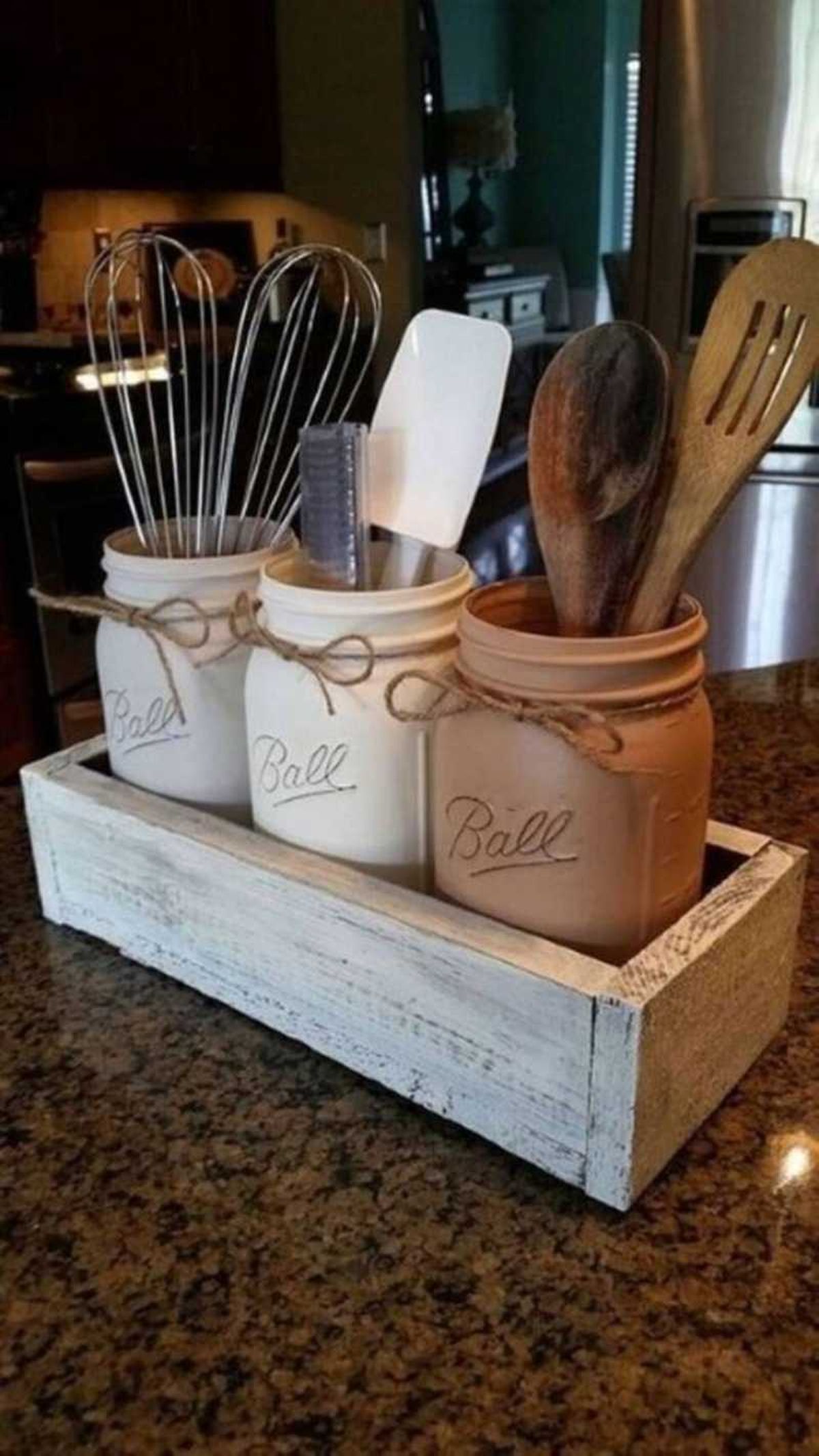 Tarros de conserva decorados para guardar utensilios de cocina.