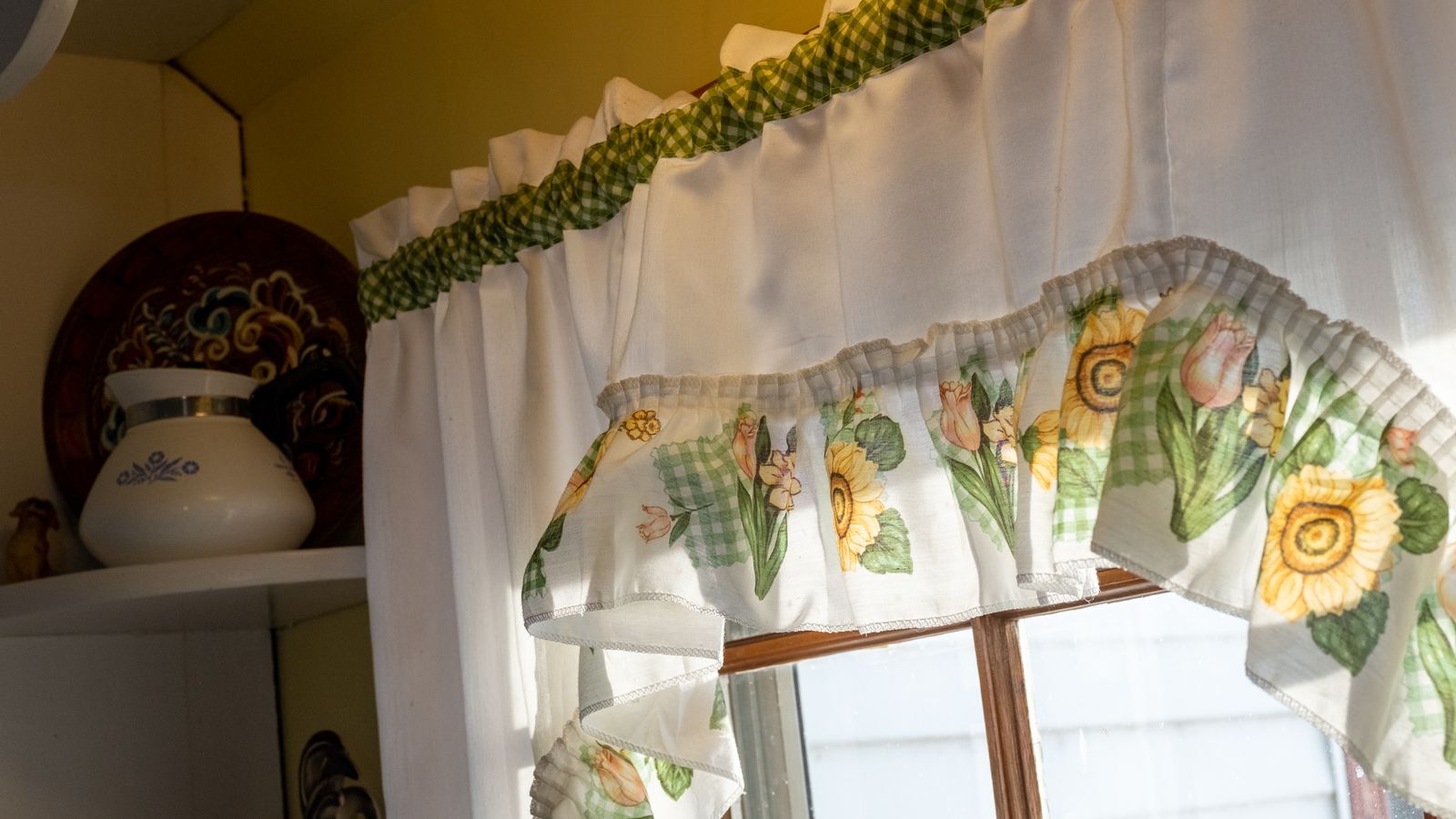 Si apuestas por estampados florales elige materiales livianos