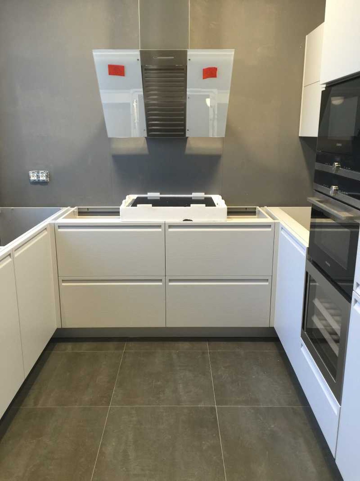 Cocina con vinoteca.