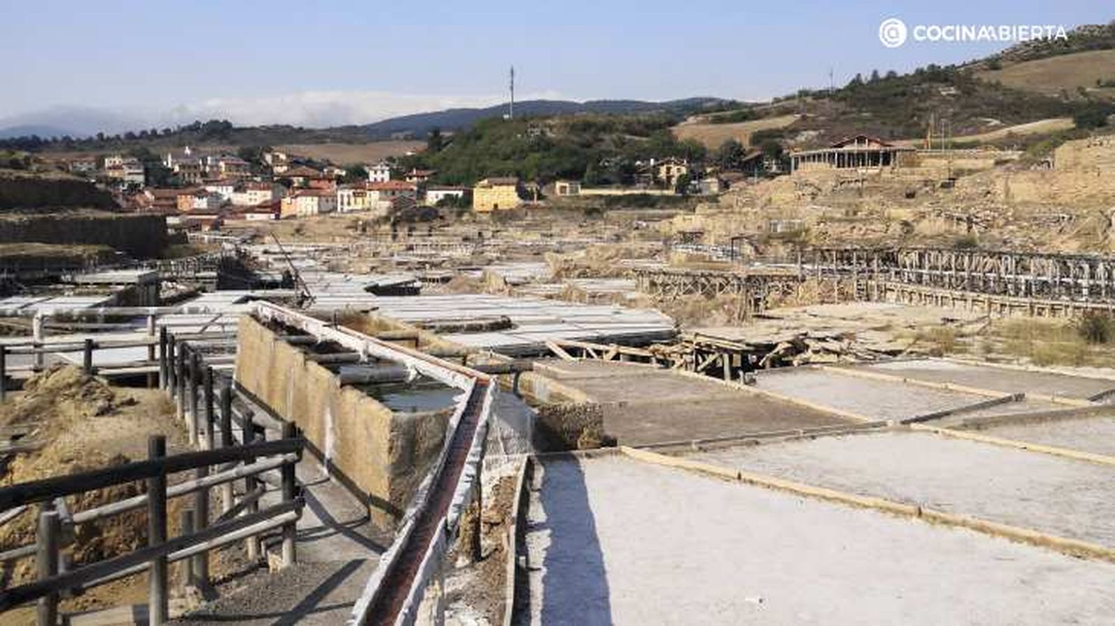 En las visitas al Valle Salado, recorres las pasarelas alrededor de las eras En las visitas al Valle Salado, recorres las pasarelas alrededor de las eras