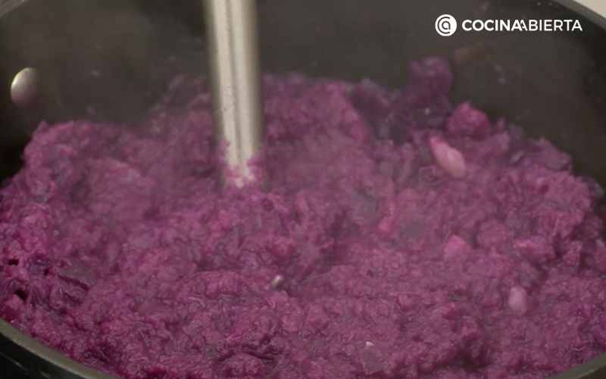 Tritura la col lombarda cocida