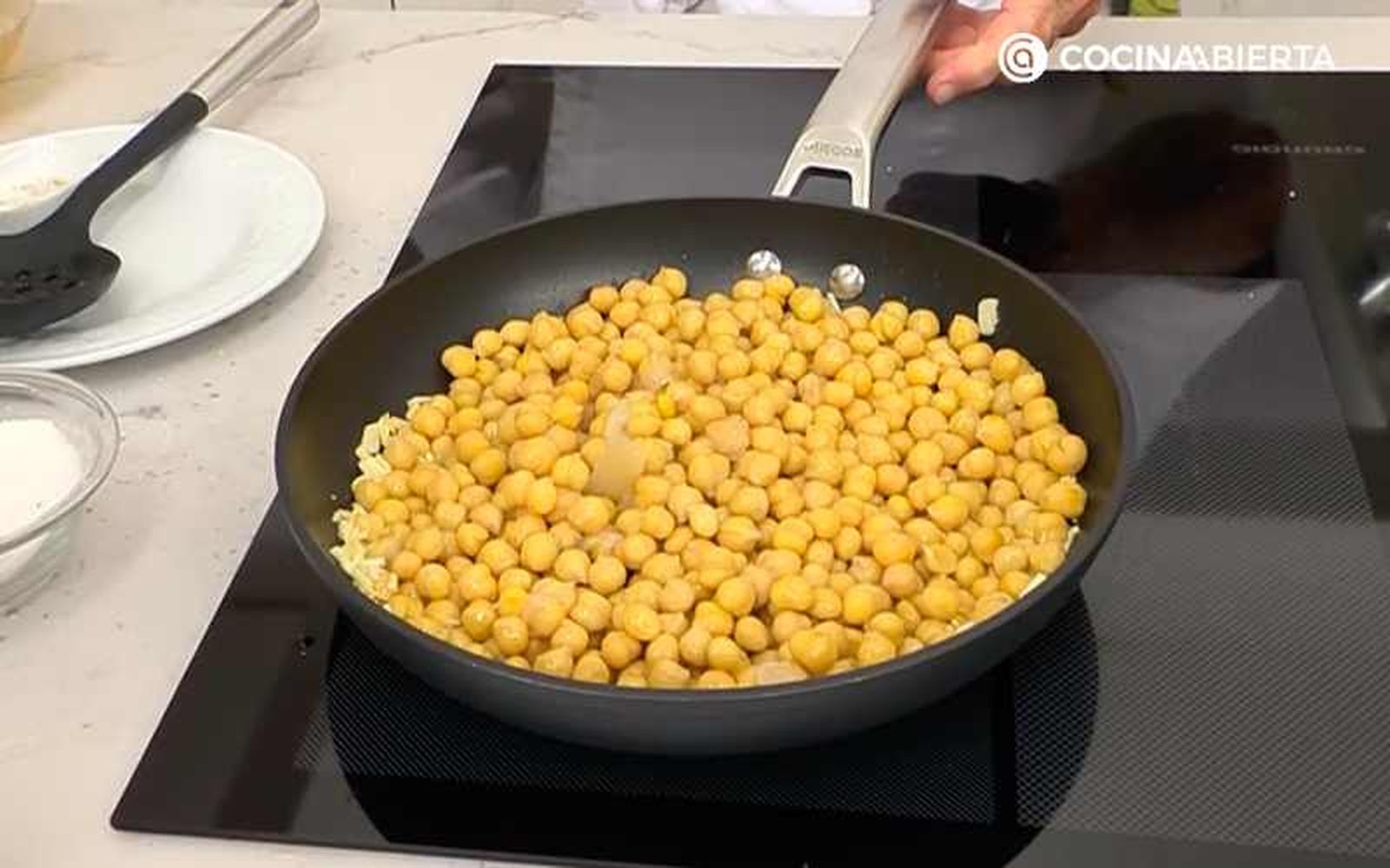 Saltea los garbanzos cocidos durante 2-3 minutos Saltea los garbanzos cocidos durante 2-3 minutos
