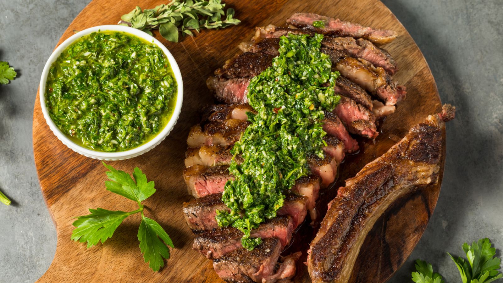 Las salsas de hierbas y vinagre, como el chimichurri, funcionan especialmente bien con carnes de vacuno a la parrilla.