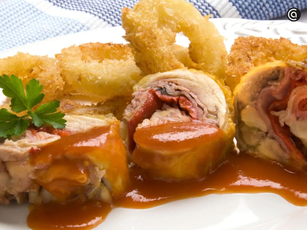 Un ejemplo de cómo los cortes de pollo pueden transformarse en recetas festivas y sabrosas, más allá de la plancha.