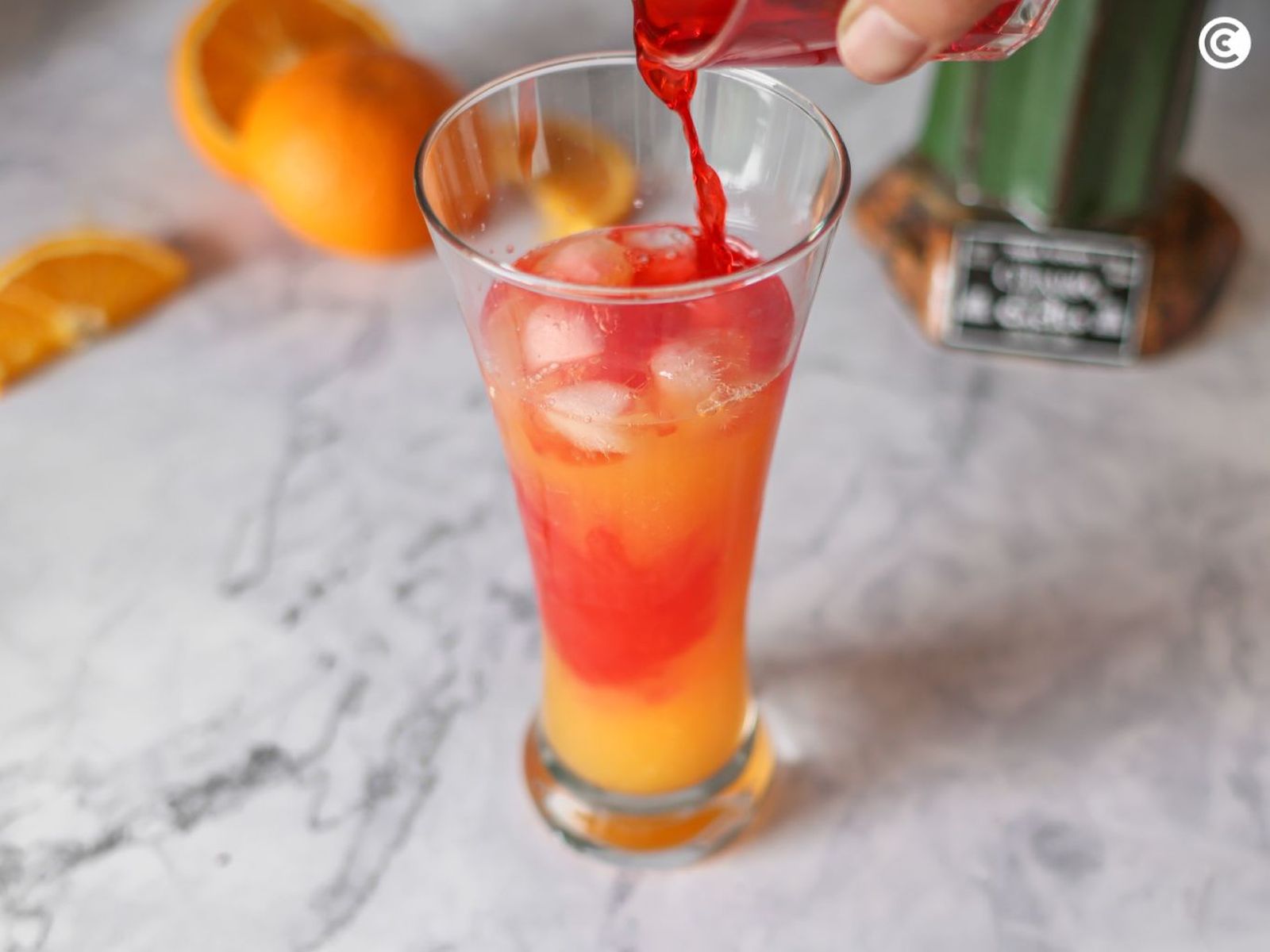 Agregar la granadina al Tequila Sunrise Agregar la granadina al Tequila Sunrise