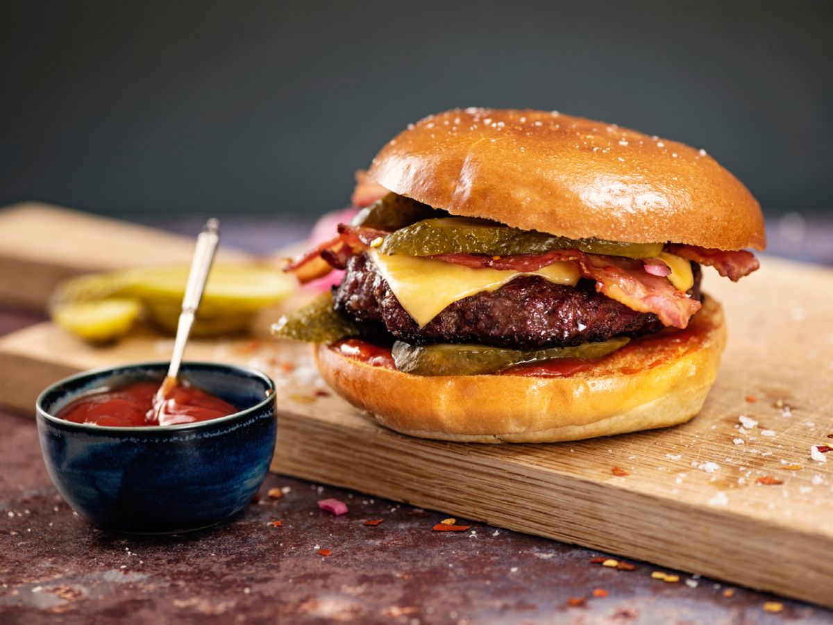 El brioche se ha convertido en el pan favorito de las hamburgueserías gourmet por su textura esponjosa y su toque dulce.