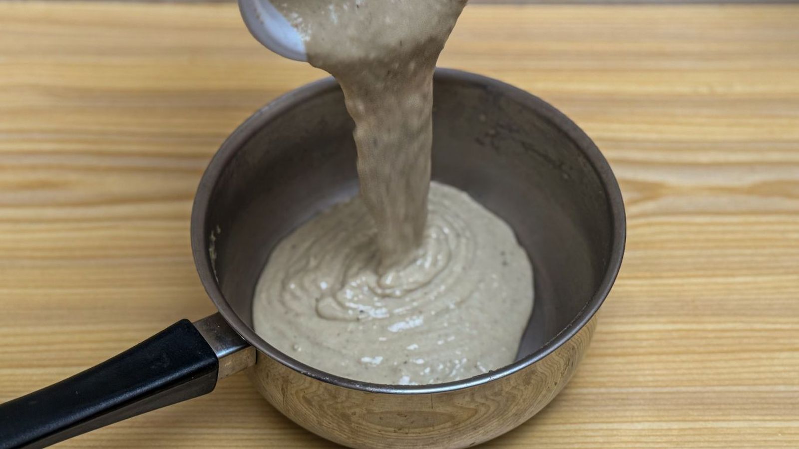 Calentar la crema de alcachofas en un cazo Calentar la crema de alcachofas en un cazo