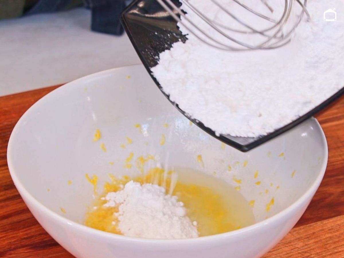 Hacer glaseado de limón para el brownie de limón