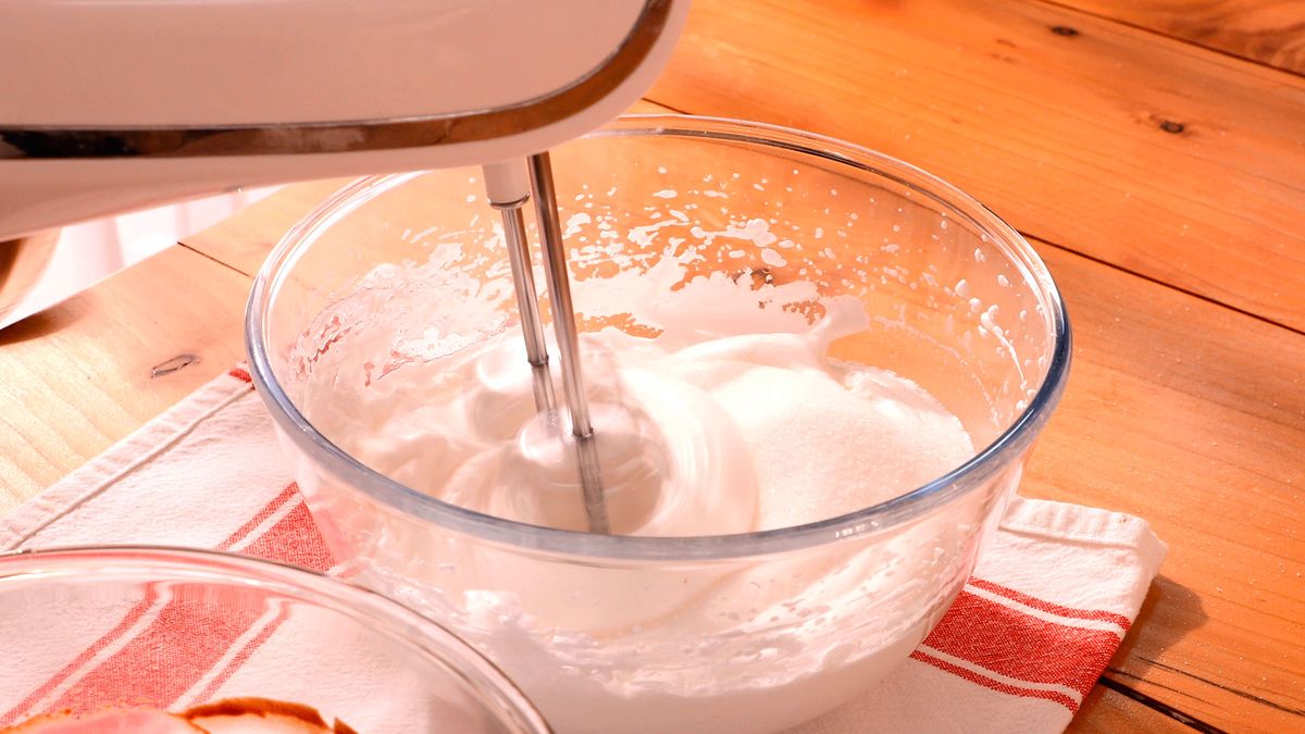 Montar las claras a punto de nieve y añadir azúcar, el secreto para una mousse esponjosa