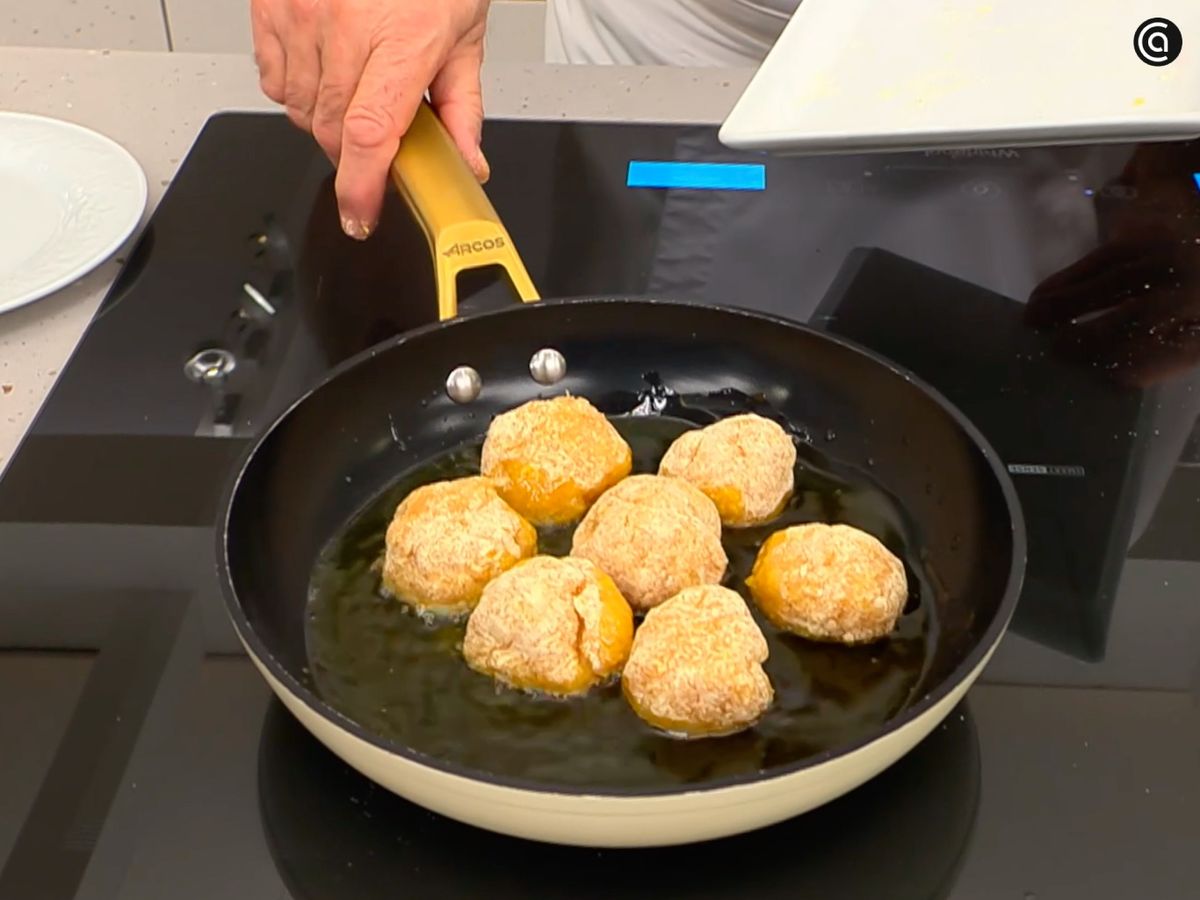 Da forma a las albóndigas, pásalas por harina de garbanzos y fríelas