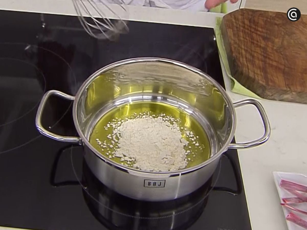 Comenzamos la salsa calentando el aceite y preparando la base en la cazuela.