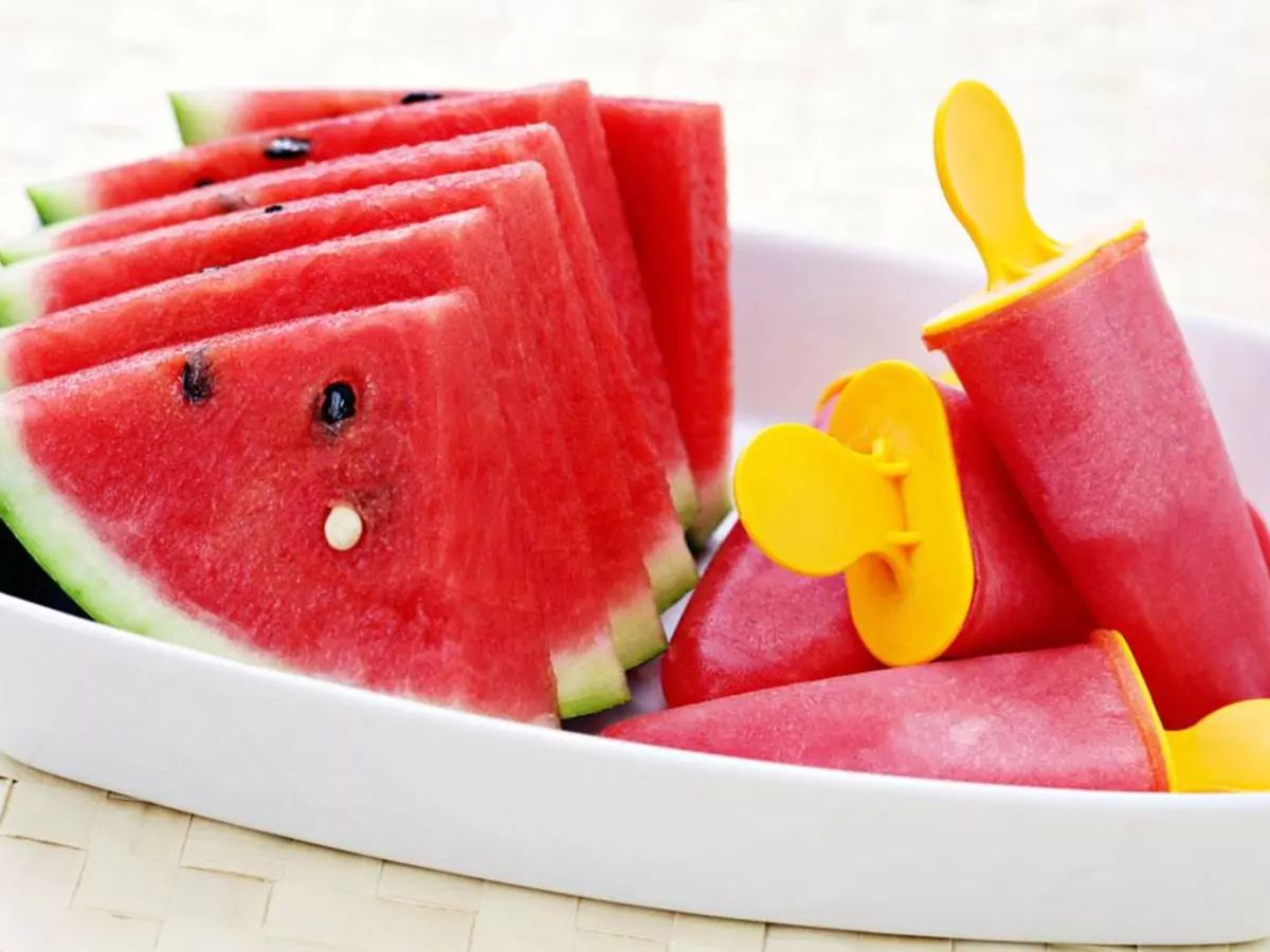 Polos de sandía caseros: ligeros, hidratantes y con todo el sabor del verano.