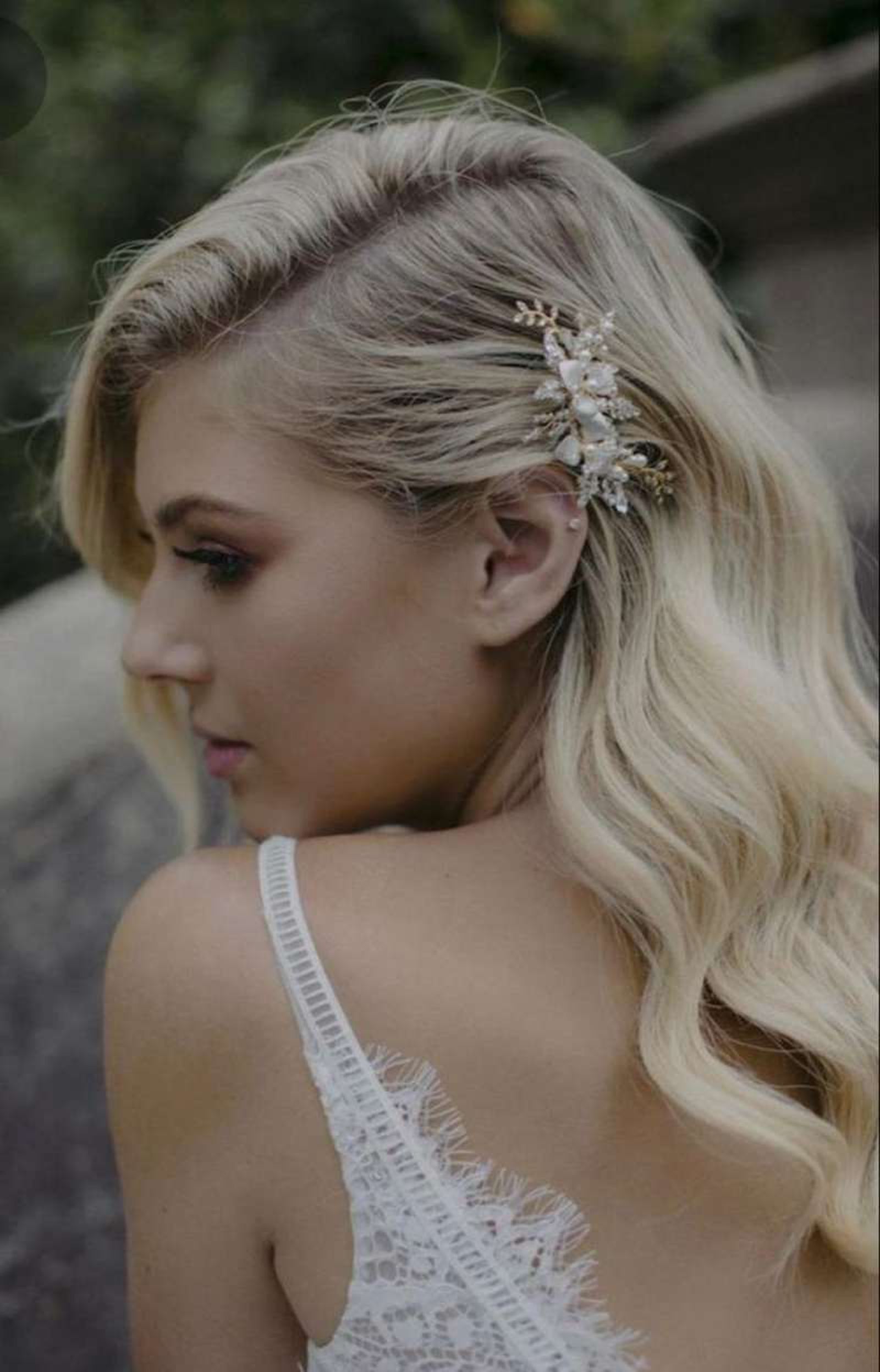 Accesorio para el pelo en una melena larga ondulada Accesorio para el pelo en una melena larga ondulada
