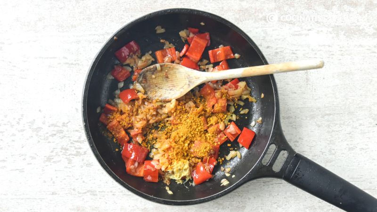 Agregamos el jengibre y el curry a la sartén