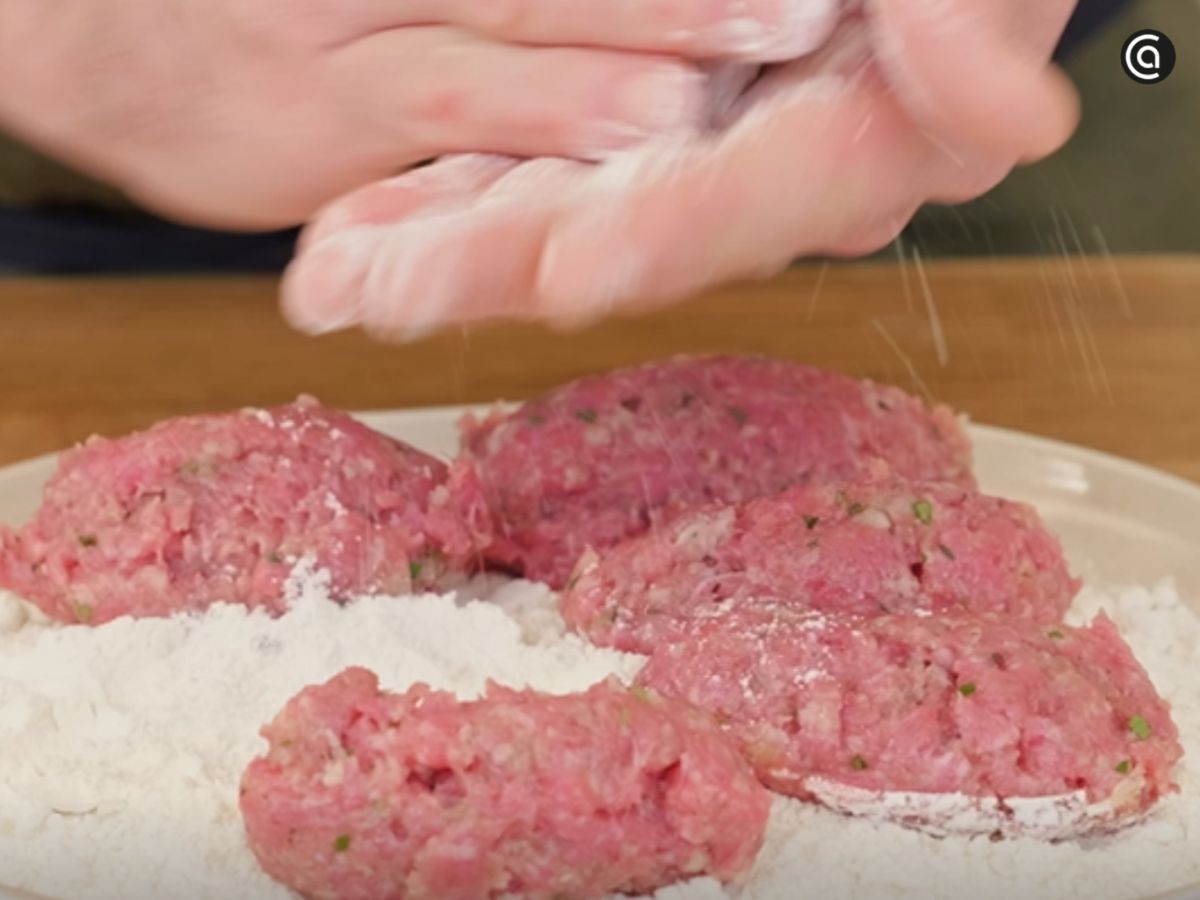 Las albóndigas se forman del mismo tamaño y se pasan ligeramente por harina.