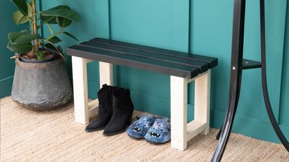 El banquito terminado aporta orden y calidez a la entrada, con un lugar cómodo para sentarse y dejar los zapatos al llegar a casa.