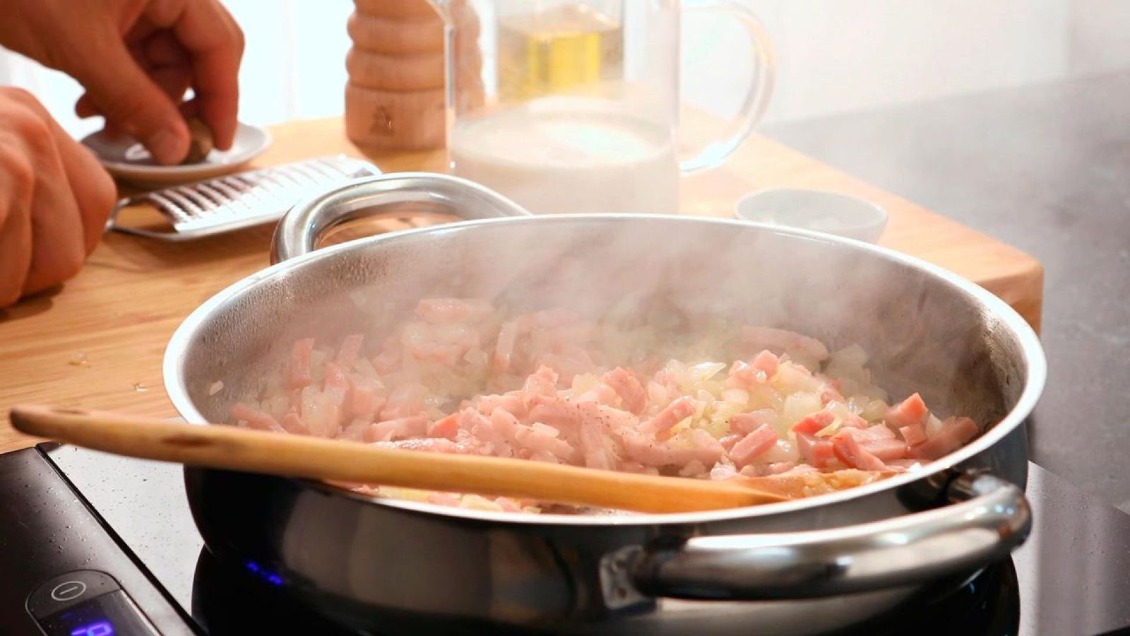 Rehoga el bacon y la cebolla Tortellini con salsa carbonara Paso 2