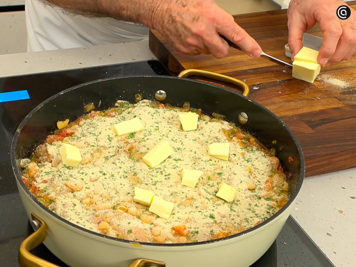 Cubre con pan rallado, perejil y dados de mantequilla, y gratina en el horno