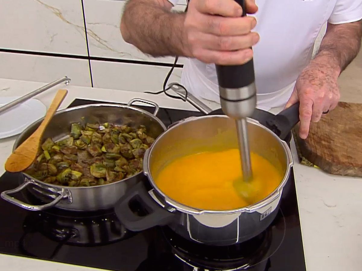KARL66710320 alcachofas salteadas con crema de calabaza receta karlos arguinano paso3