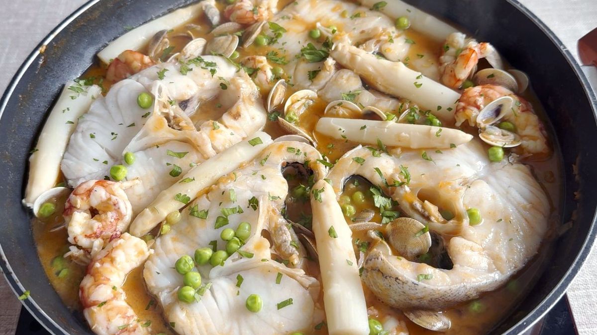 Merluza a la cazuela con gambas, guisantes y espárragos