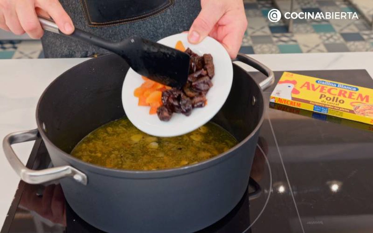 Elaboración de la receta de pollo con orejones y ciruelas - Prepara la salsa de orejones y ciruelas