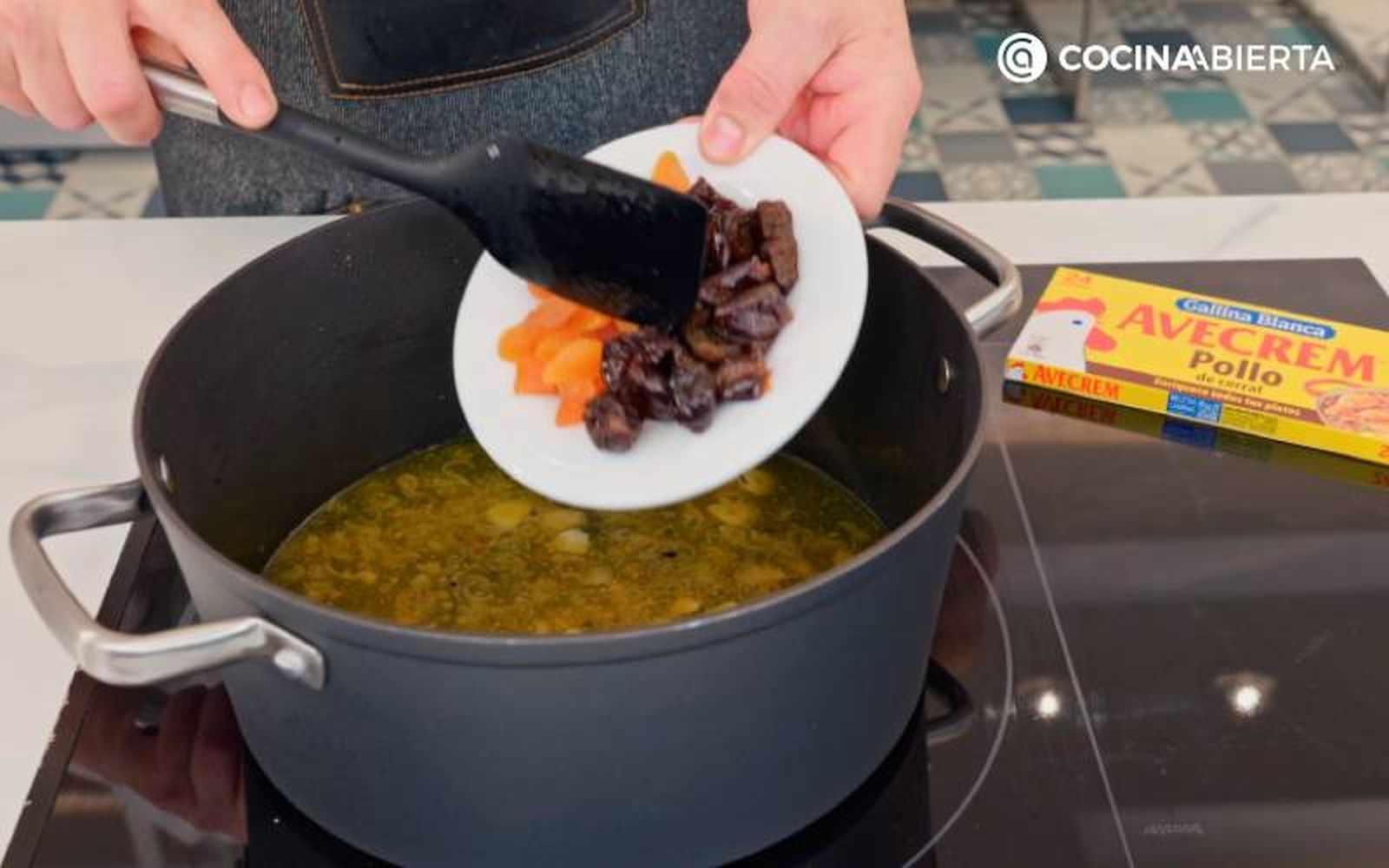 Elaboración de la receta de pollo con orejones y ciruelas - Prepara la salsa de orejones y ciruelas Elaboración de la receta de pollo con orejones y ciruelas - Prepara la salsa de orejones y ciruelas