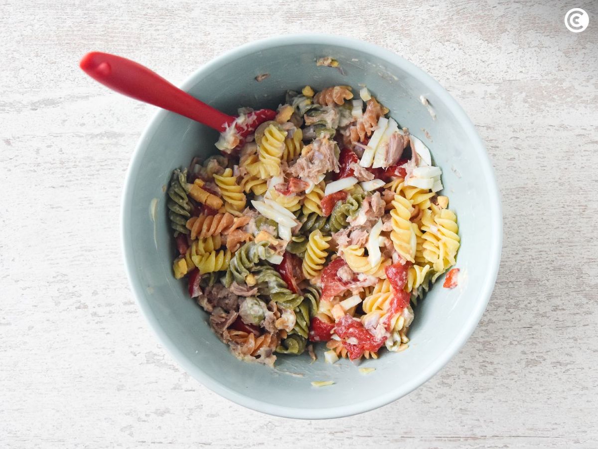 Añadir salsa mayonesa a la ensalada de pasta con atún