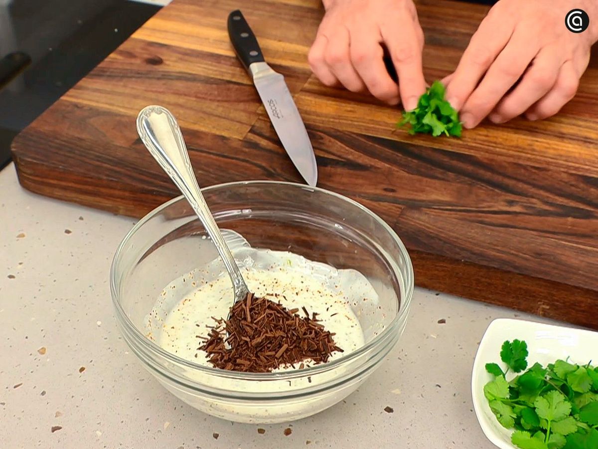 Prepara una crema agria con chocolate para las patatas asadas con chili