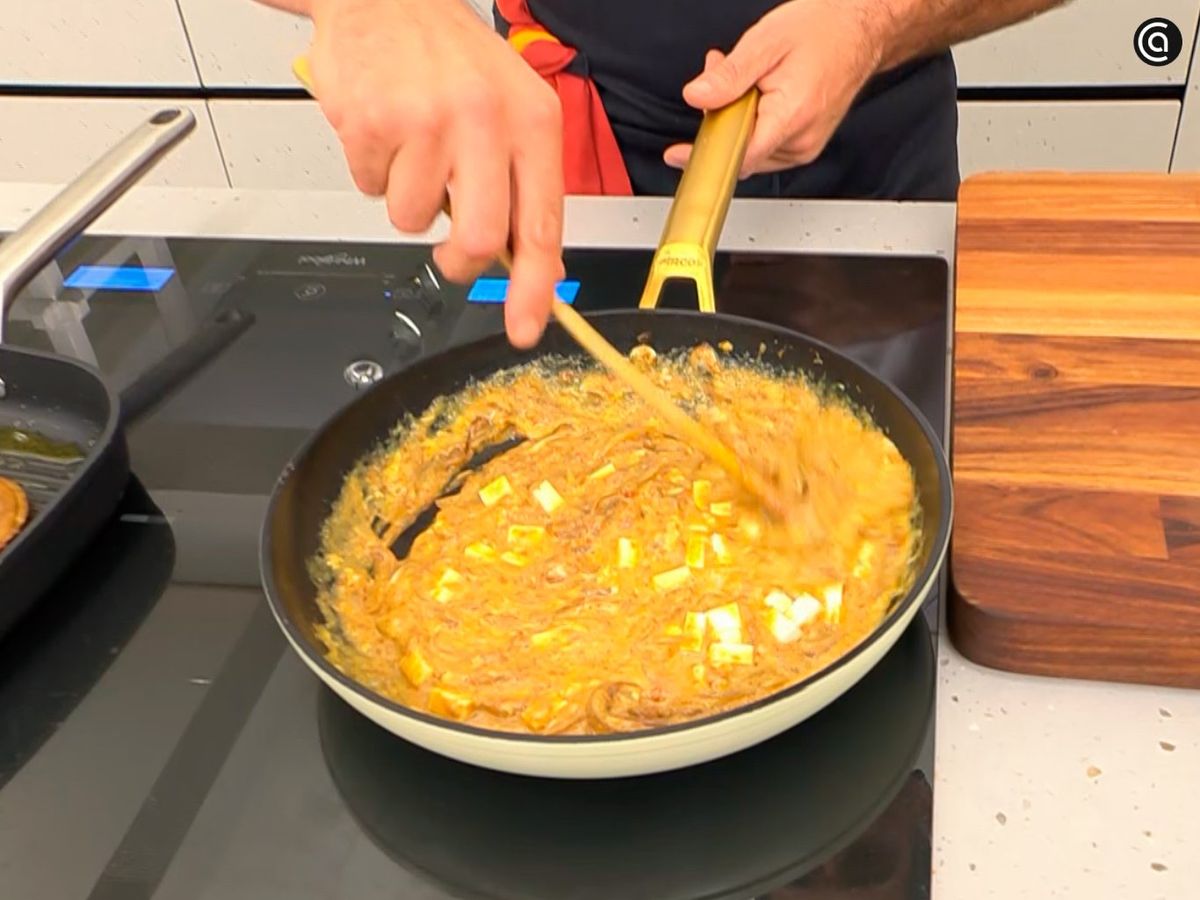 Integra los huevos batidos y el queso feta