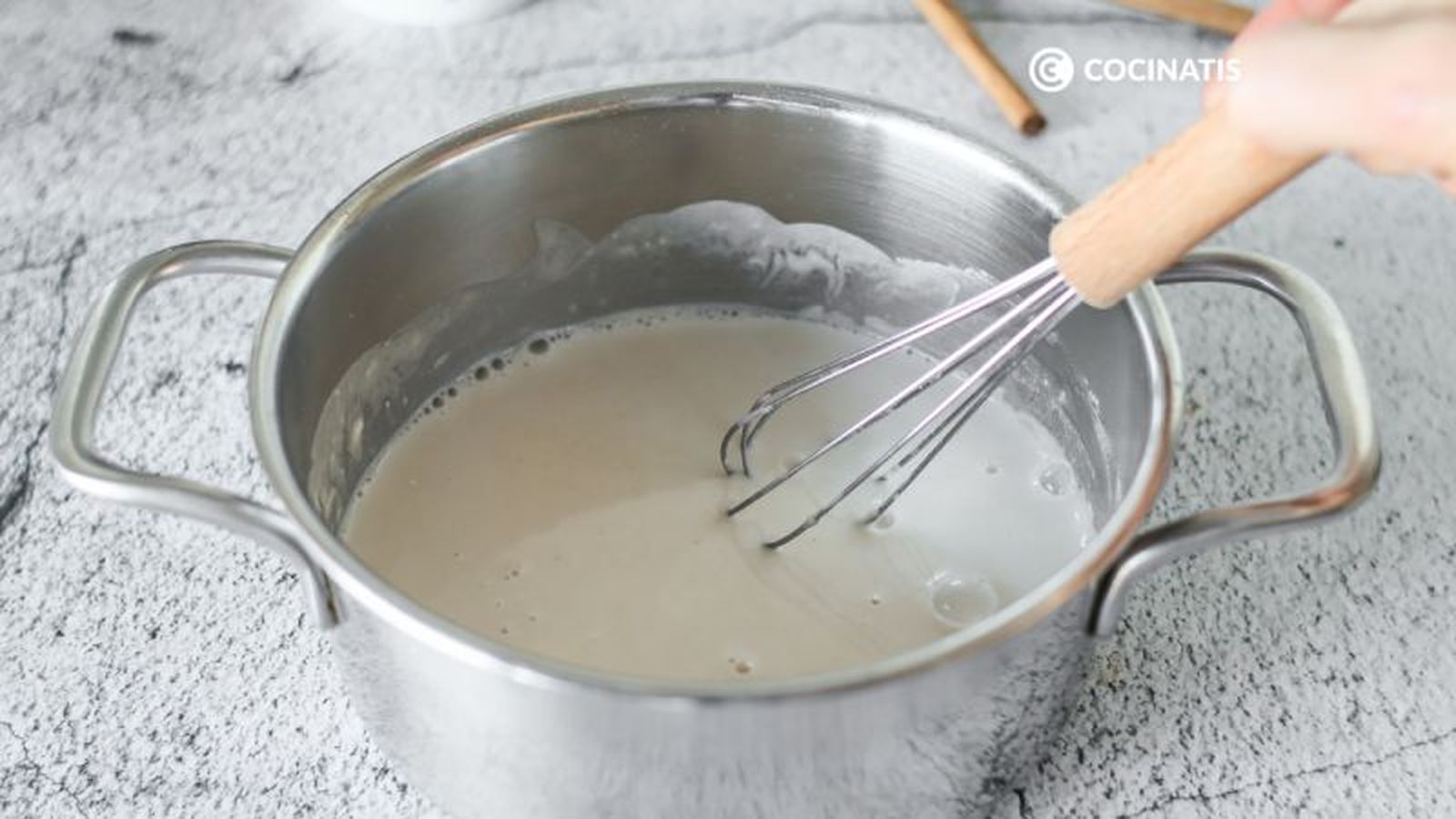 Disolvemos la maicena en la leche en el cazo Disolvemos la maicena en la leche en el cazo