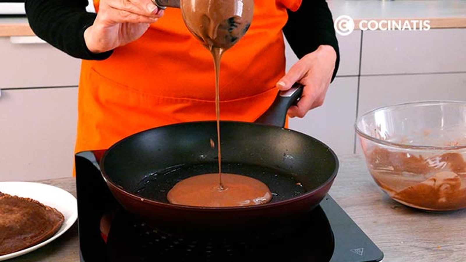 Agrega un cazo de masa en una sartén engrasada Receta de tortitas de chocolate paso 4