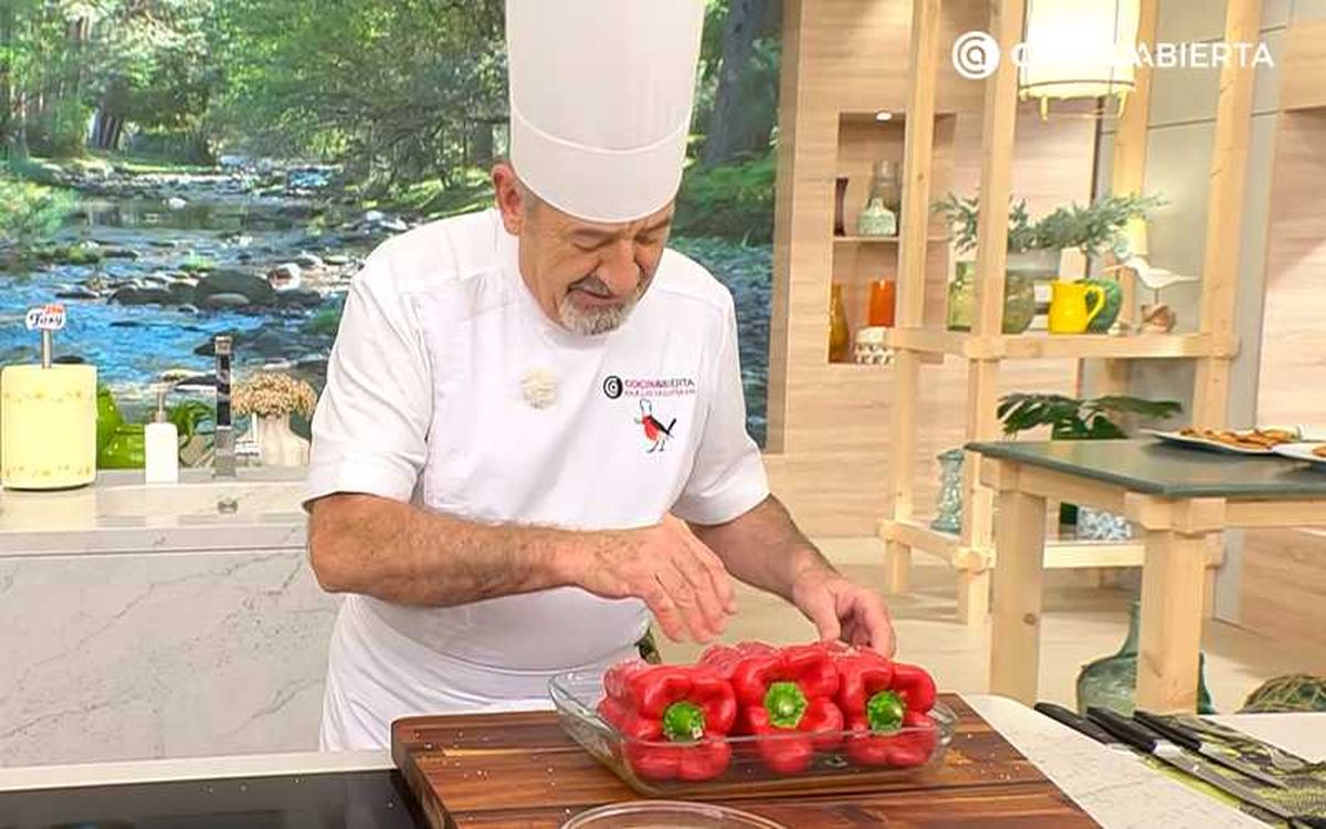 Karlos Arguiñano sazona los pimientos rojos