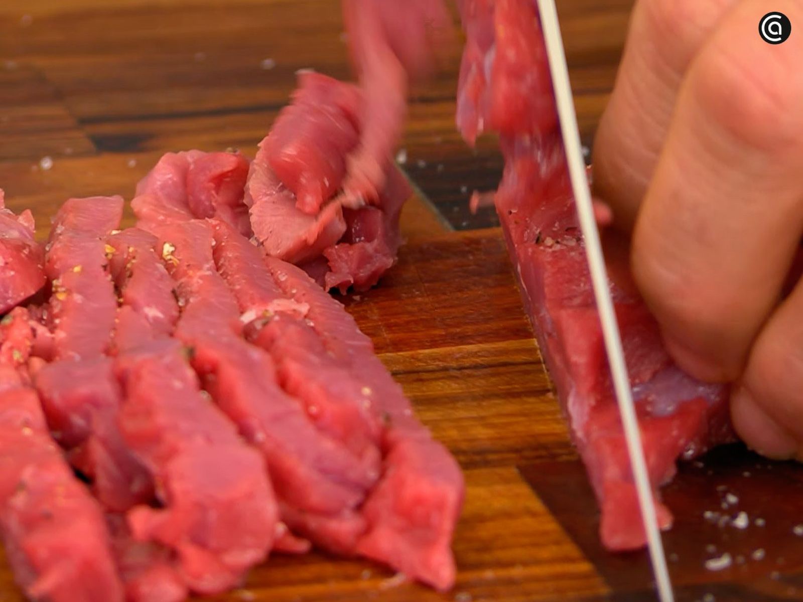 Corta la carne de ternera en tiras