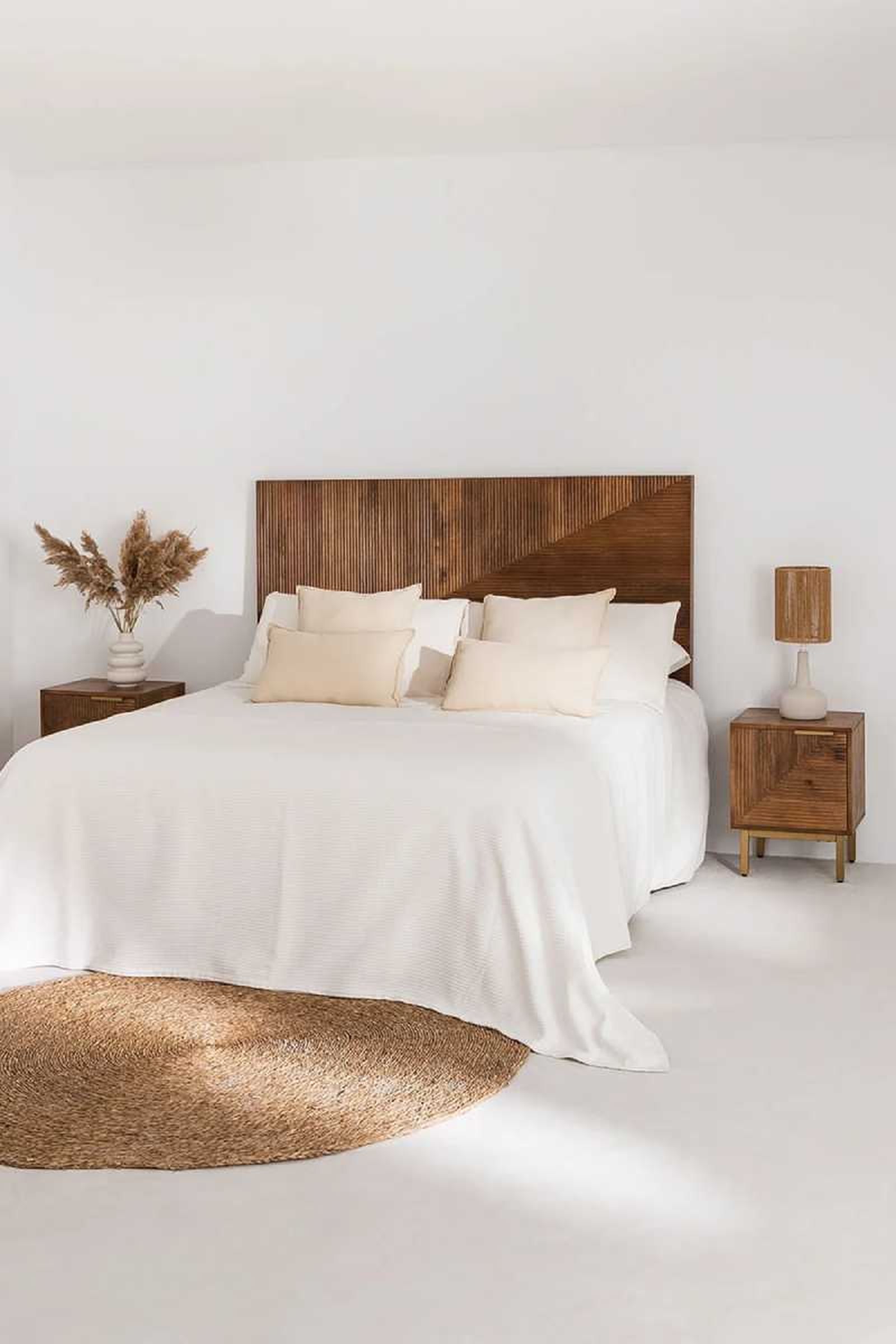 Dormitorio con cabecero de cama sencillo y elegante Baty de Sklum. Dormitorio con cabecero de cama sencillo y elegante Baty de Sklum.