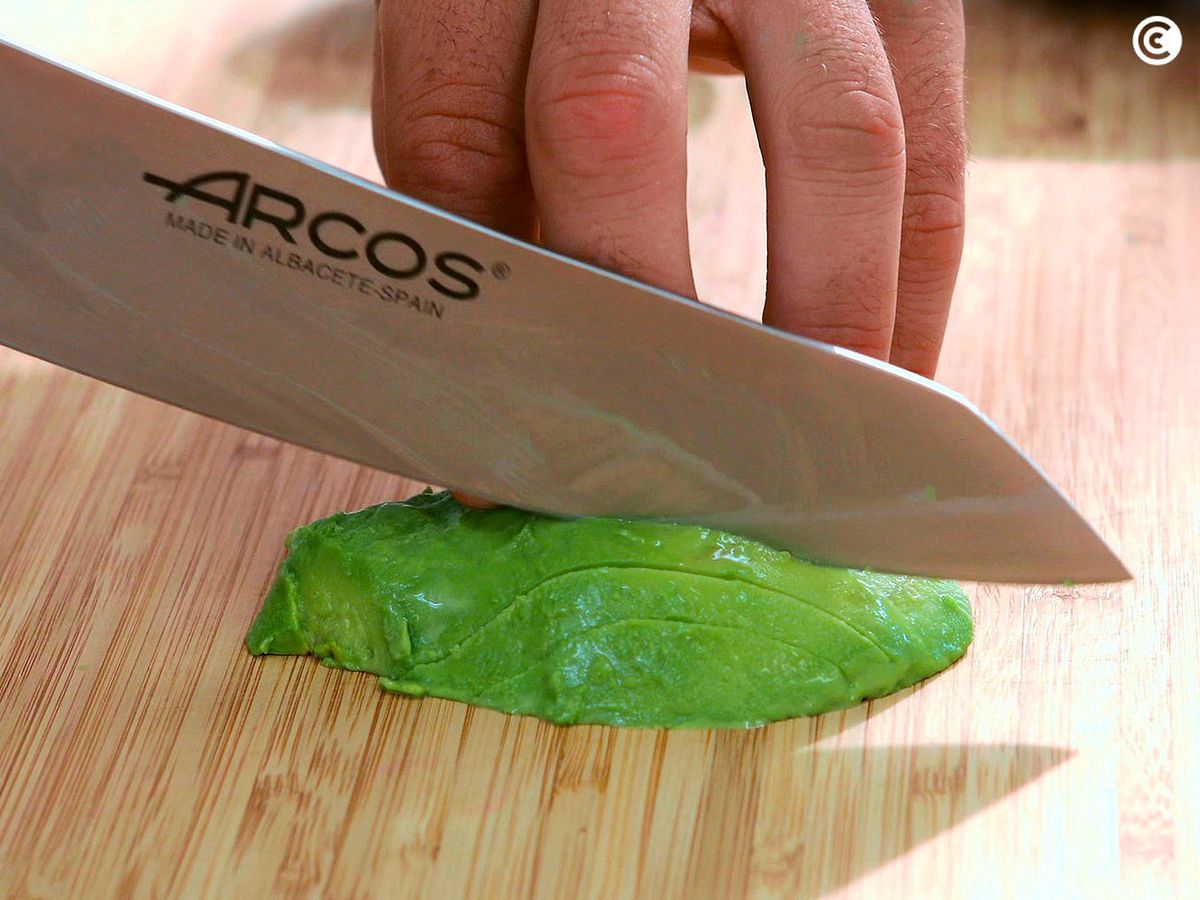 Corta el aguacate para el buddha bowl
