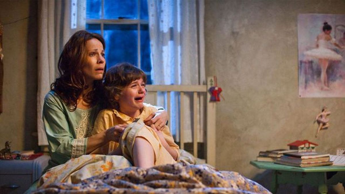 Lili Taylor y Joey King en The Conjuring