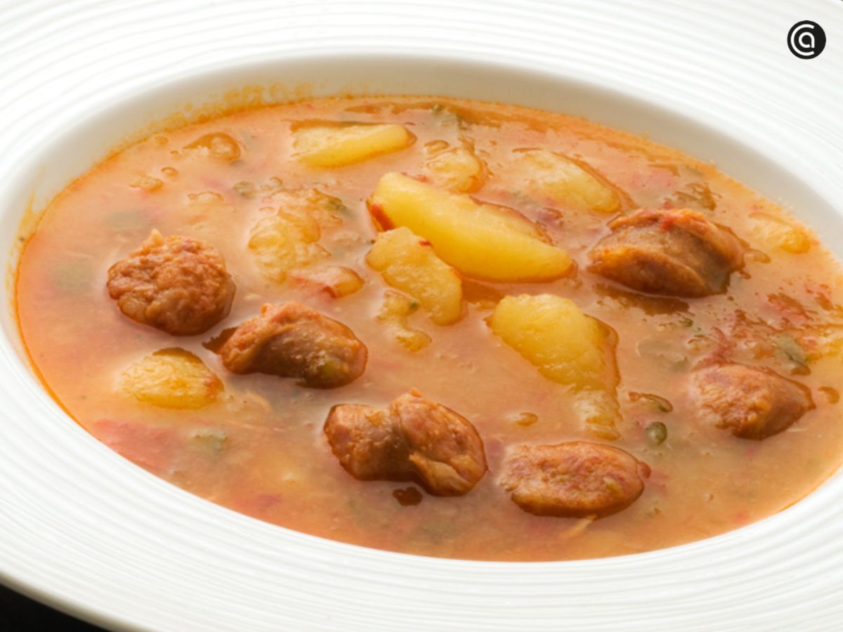 Patatas a la riojana, un plato de cuchara con siglos de tradición que sigue presente en las mesas de la región.