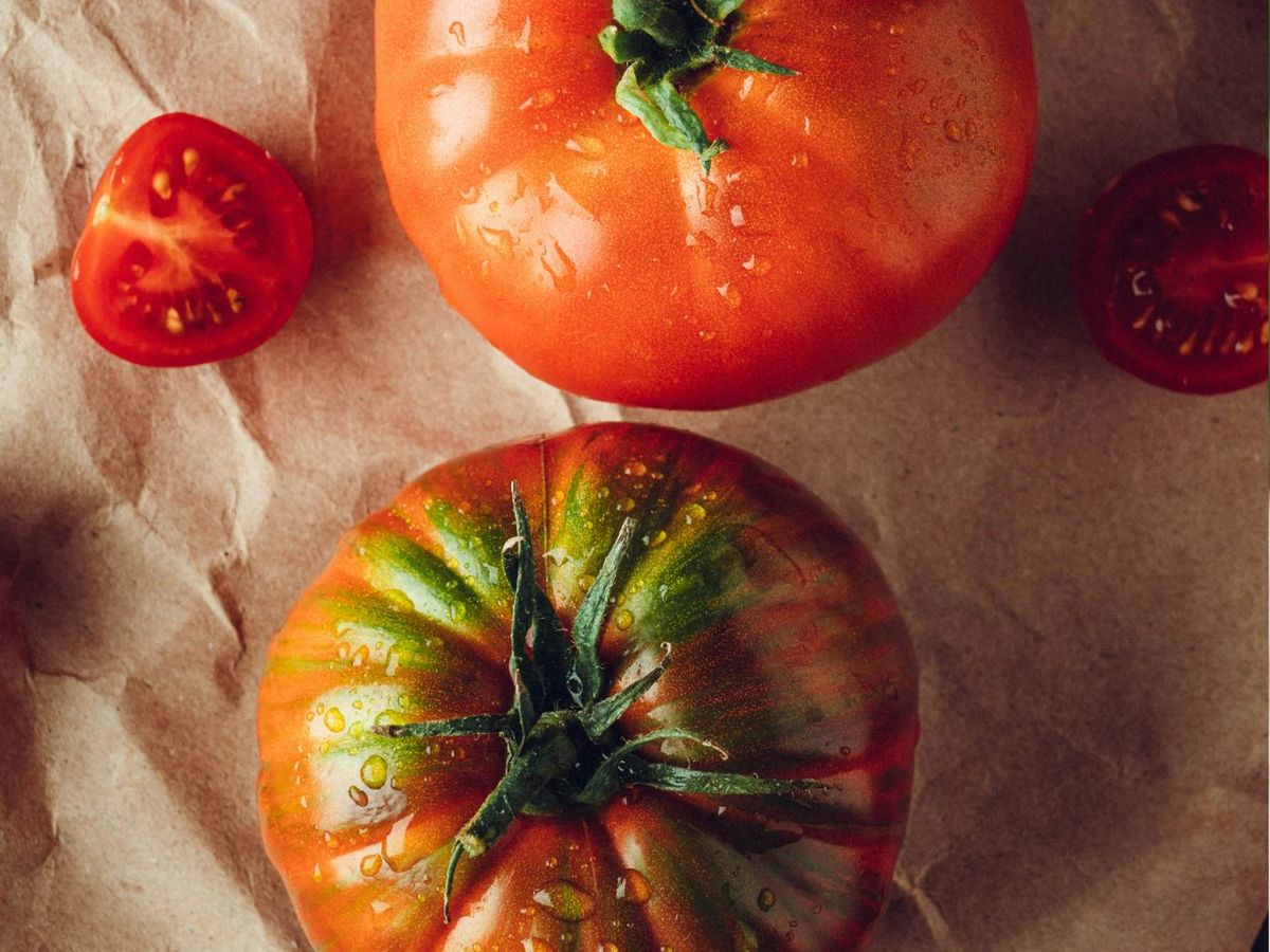 Un tomate verde y uno rojo