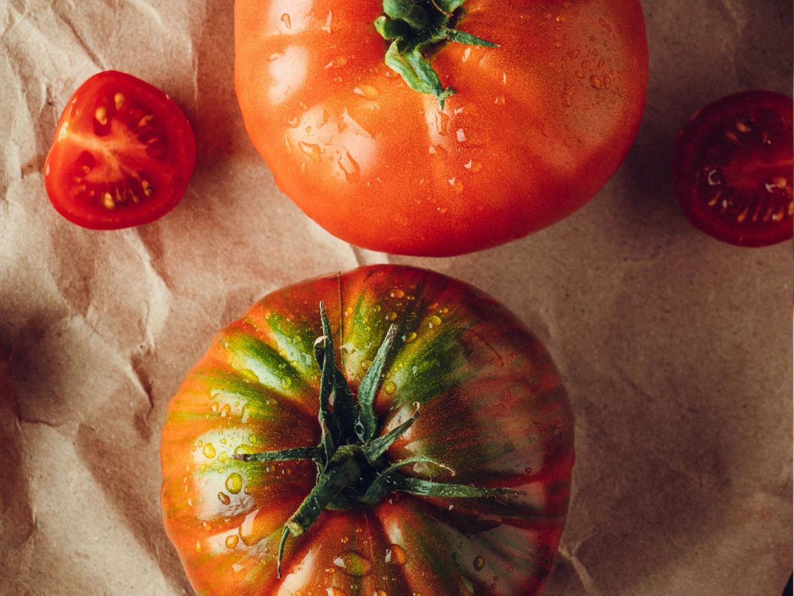 Un tomate verde y uno rojo