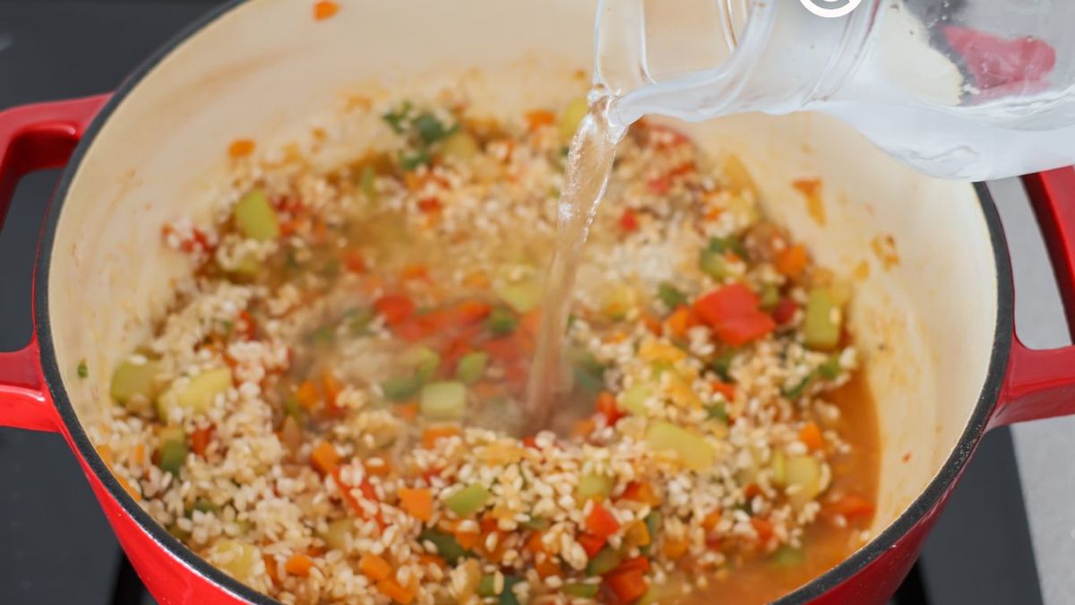 Caldo de verduras o agua caliente para cocer el arroz